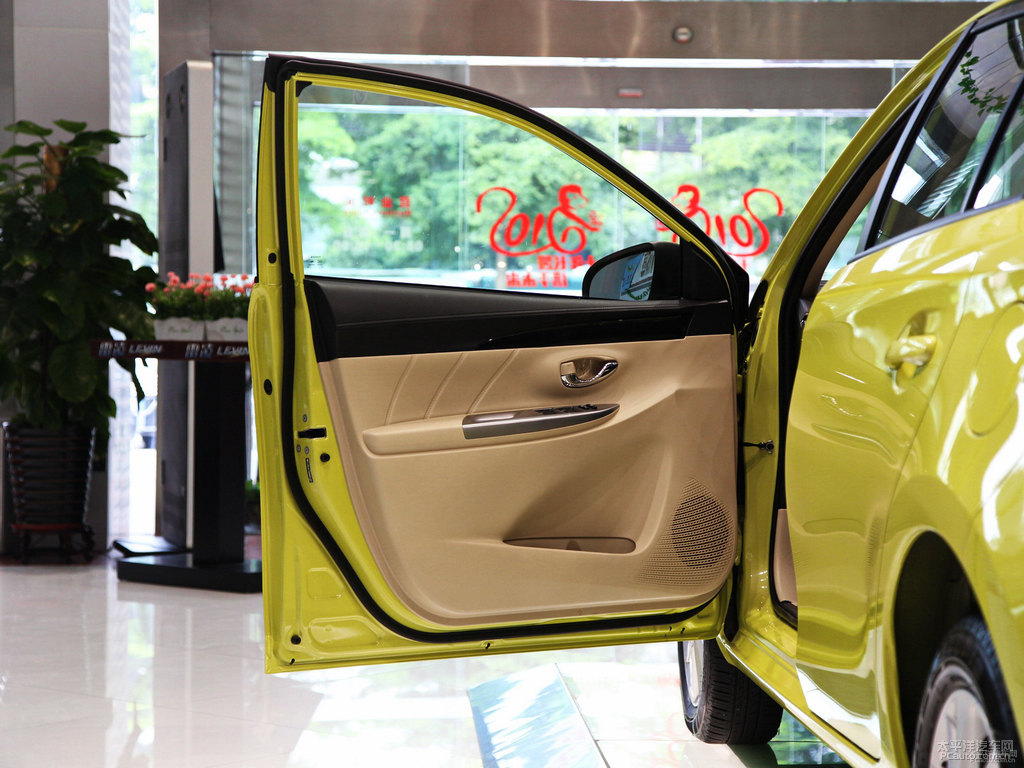 檸檬黃YARiS L 致炫車廂內(nèi)飾圖片