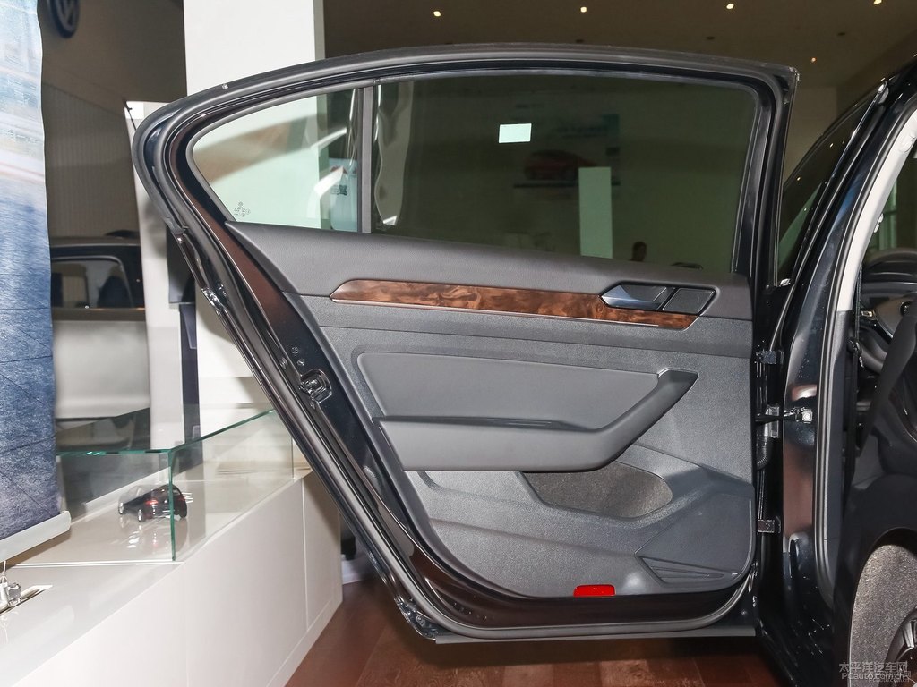 幻影黑邁騰車廂內(nèi)飾圖片