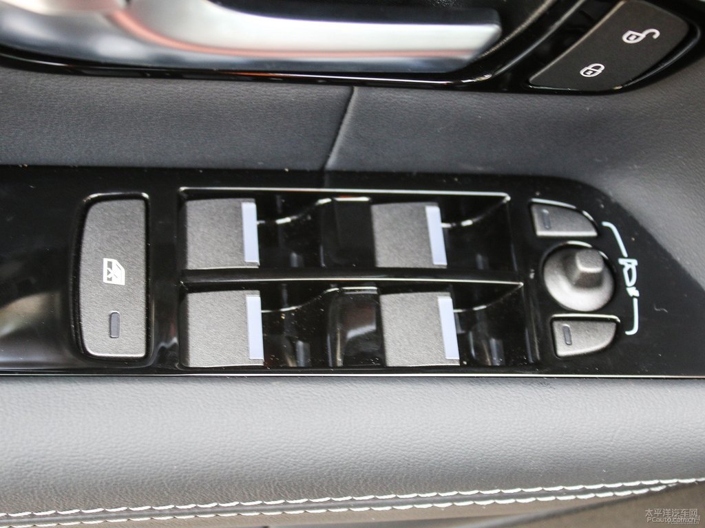 鳳凰橙攬勝極光車廂內(nèi)飾圖片