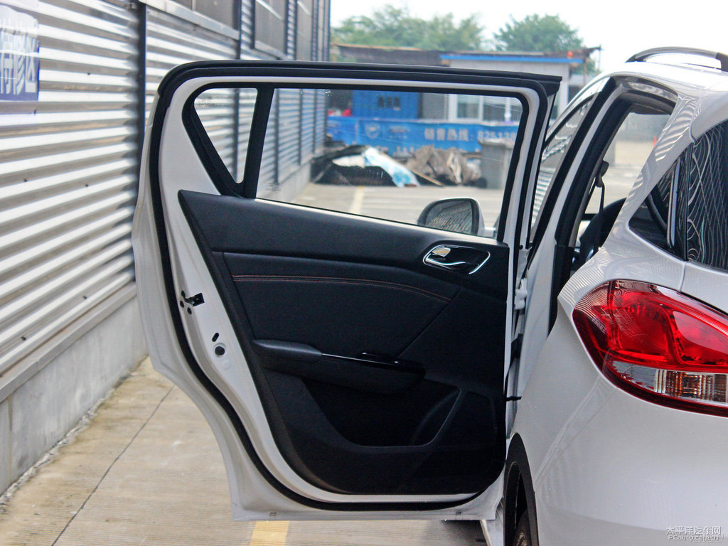 糖果白寶駿310車廂內(nèi)飾圖片