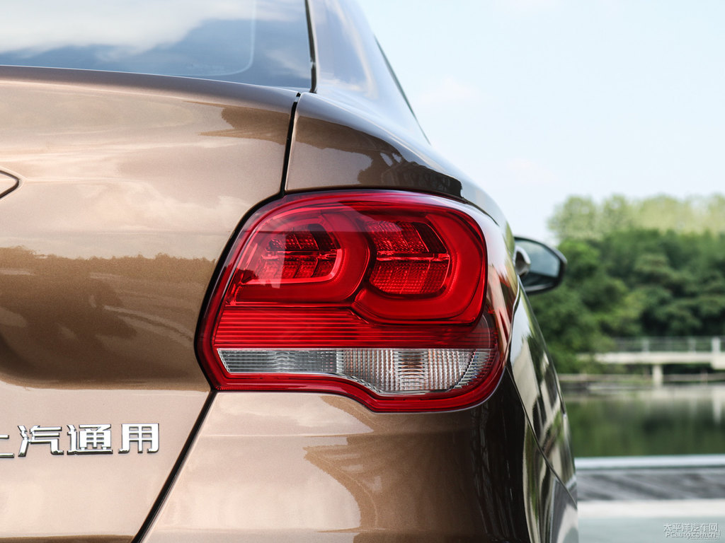 琥珀棕科沃茲車尾外觀圖片