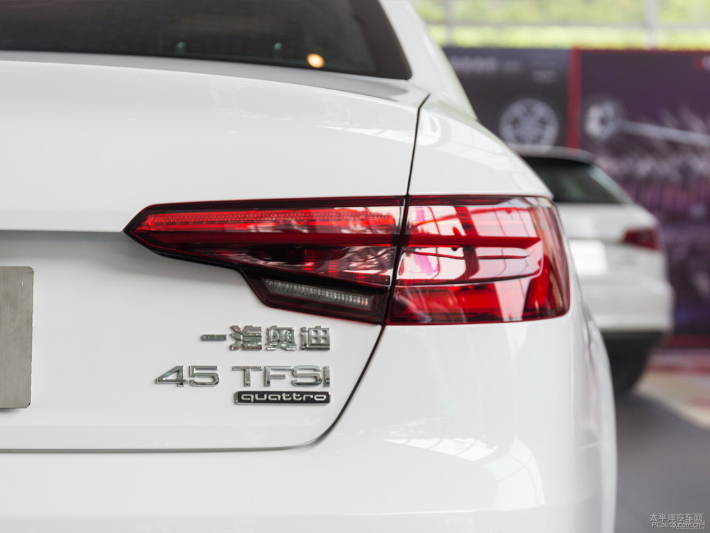 朱鷺白奧迪A4L車尾外觀圖片