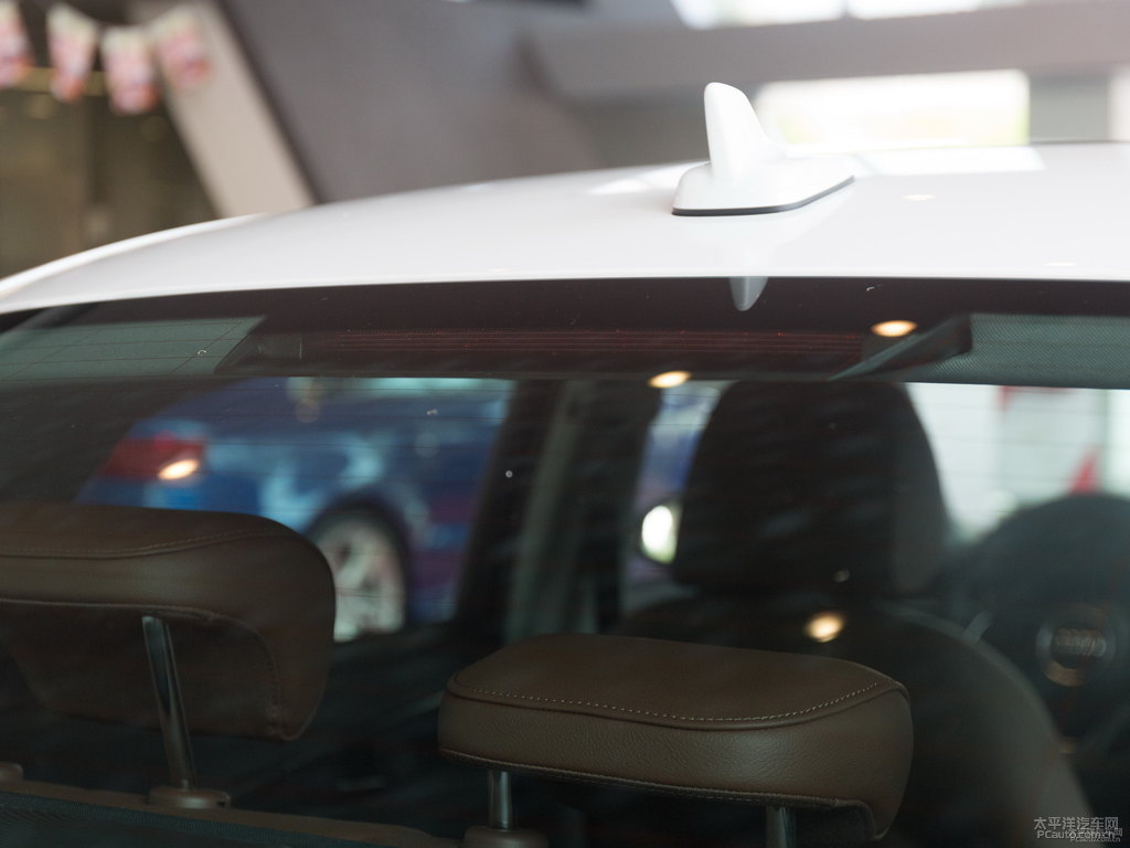 朱鷺白奧迪A4L車尾外觀圖片