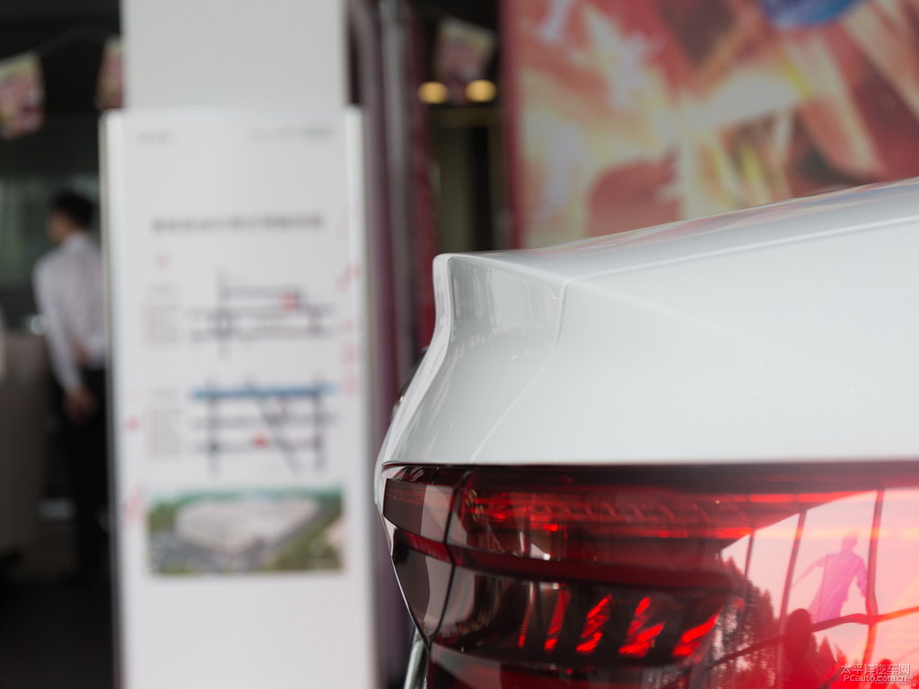 朱鷺白奧迪A4L車尾外觀圖片