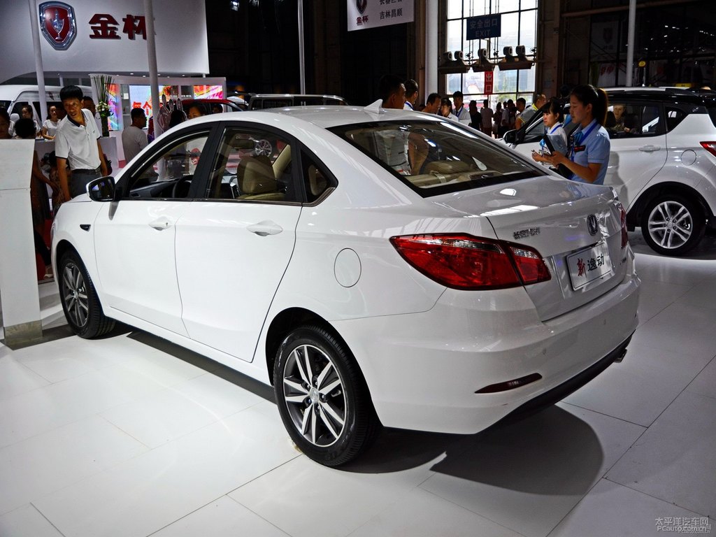 閃光冰晶白逸動(dòng)整車外觀外觀圖片