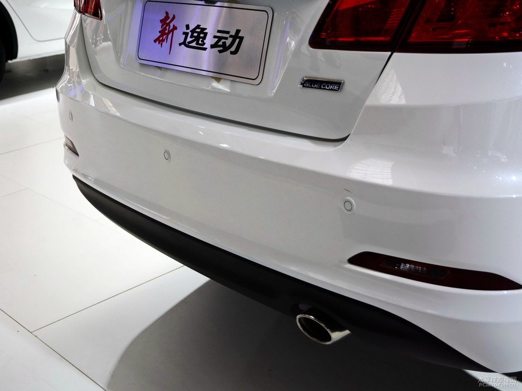 閃光冰晶白逸動(dòng)車尾外觀圖片