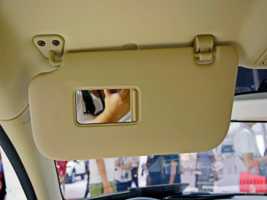 閃光冰晶白逸動車廂內(nèi)飾圖片