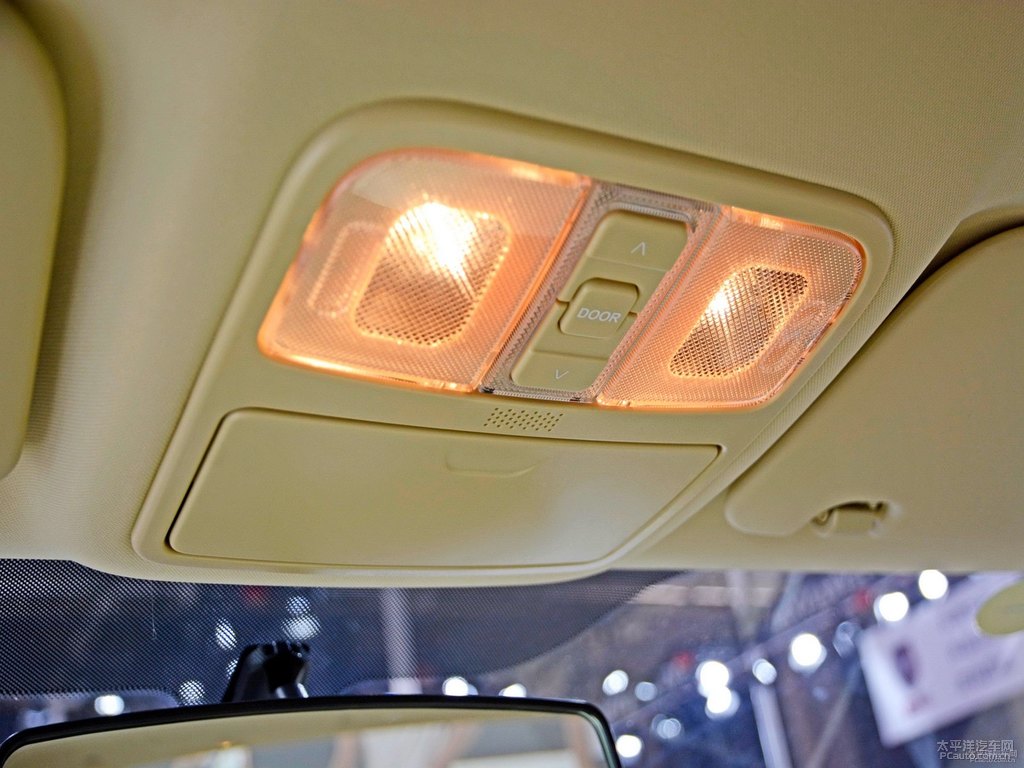 閃光冰晶白逸動車廂內(nèi)飾圖片