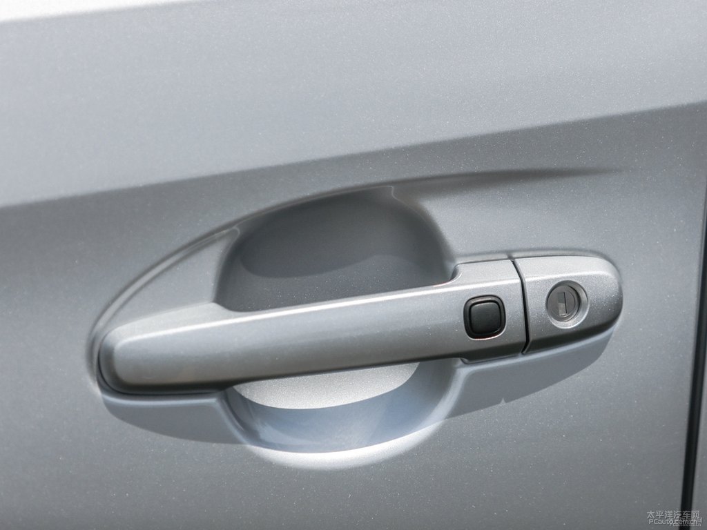 水晶銀YARiS L 致炫車身外觀圖片