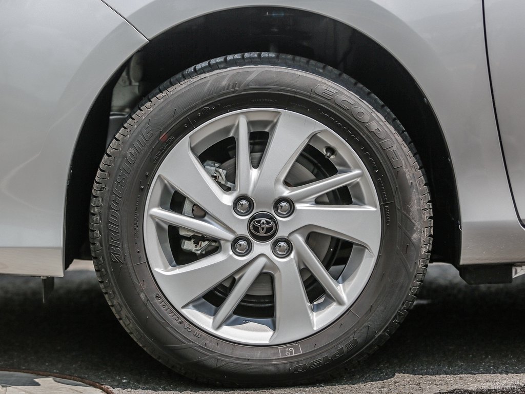 水晶銀YARiS L 致炫車身外觀圖片