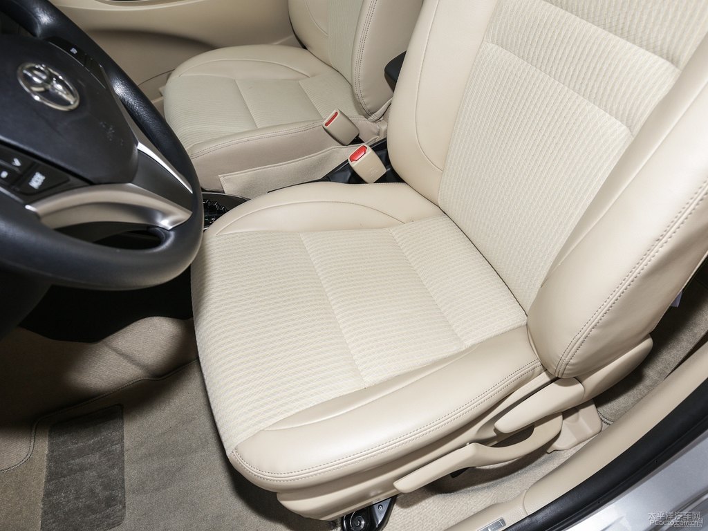 水晶銀YARiS L 致炫座椅內(nèi)飾圖片