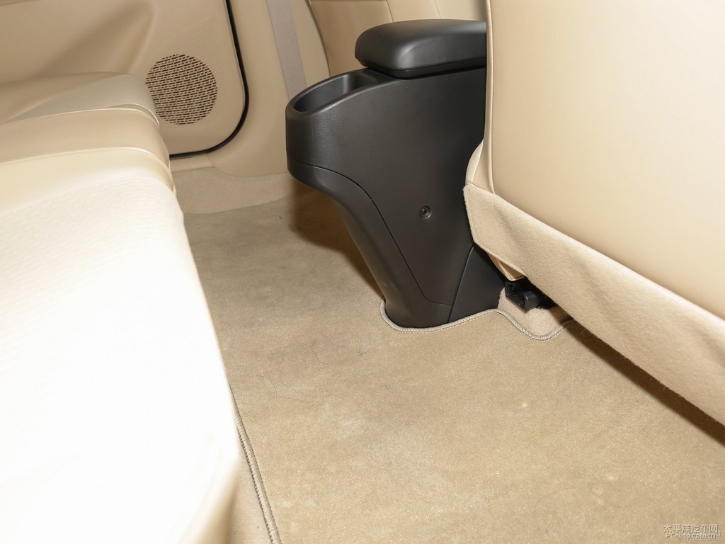 水晶銀YARiS L 致炫駕乘空間空間圖片