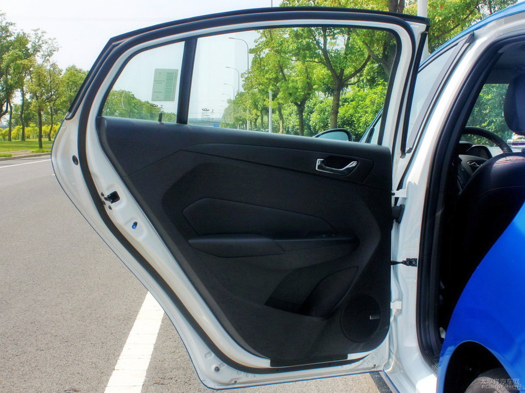 傾城藍(lán)艾瑞澤5車廂內(nèi)飾圖片