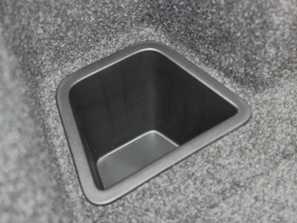 索爾藍(lán)榮威RX5后備廂空間圖片