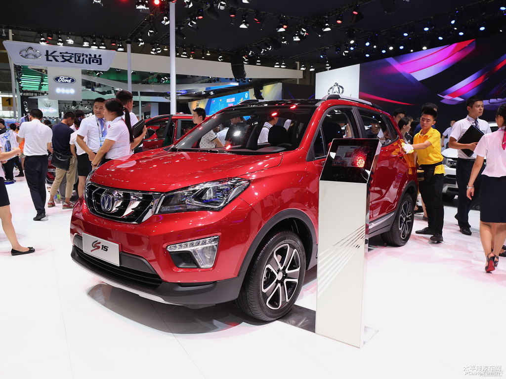 寶石紅長(zhǎng)安CS15整車(chē)外觀外觀圖片