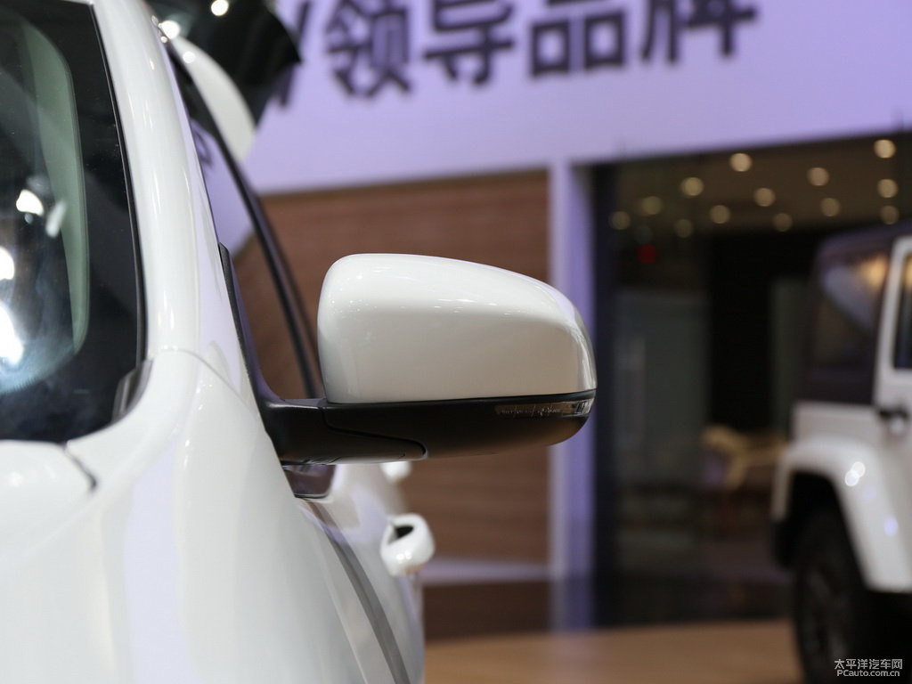 白色自由光車身外觀圖片