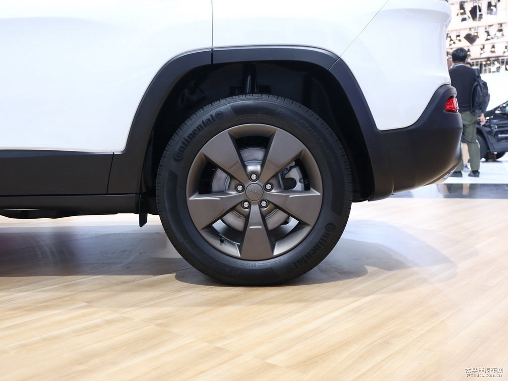 白色自由光車身外觀圖片