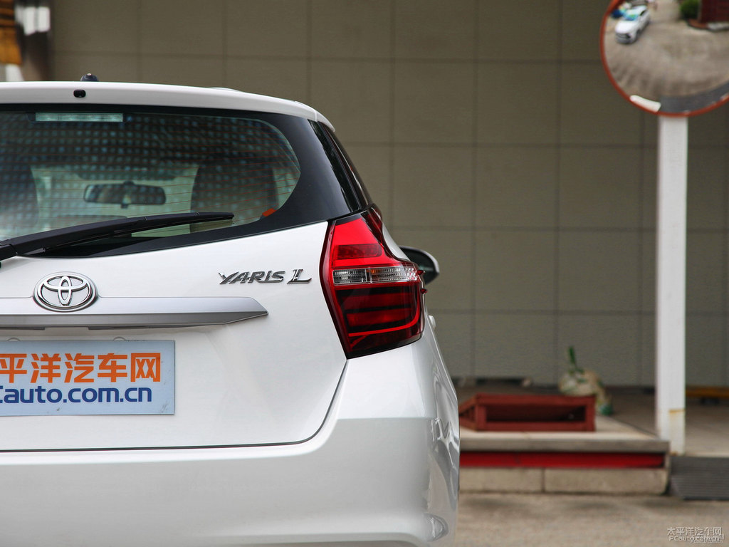 天際白YARiS L 致炫車尾外觀圖片