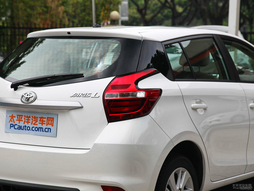 天際白YARiS L 致炫車尾外觀圖片