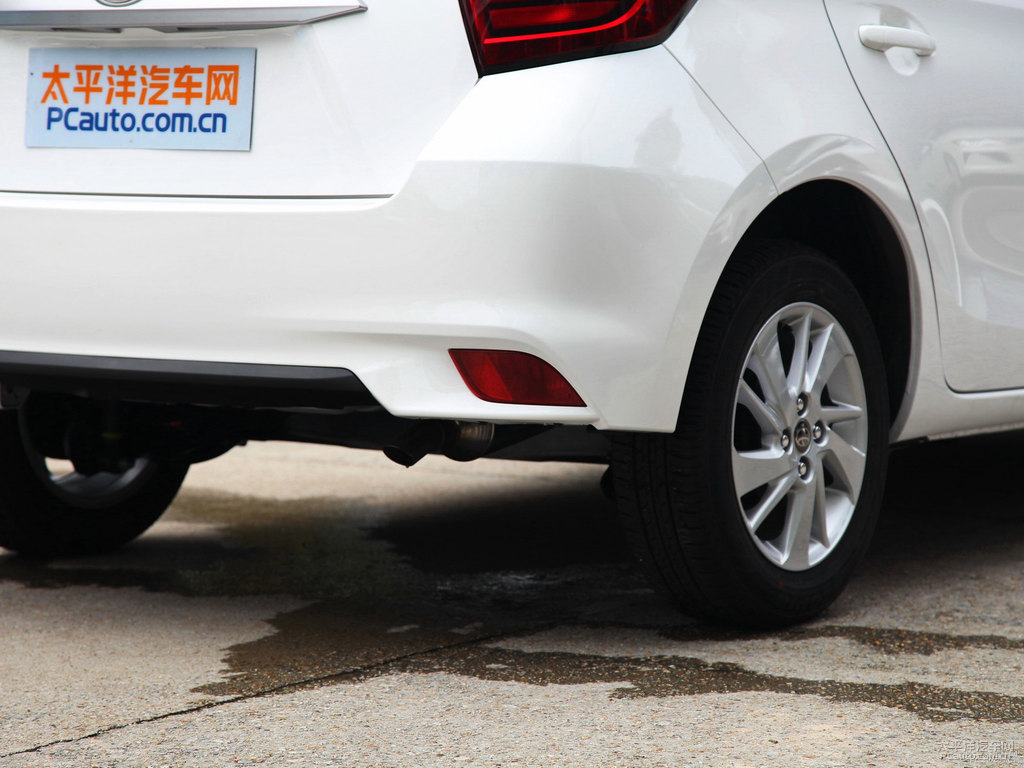 天際白YARiS L 致炫車尾外觀圖片