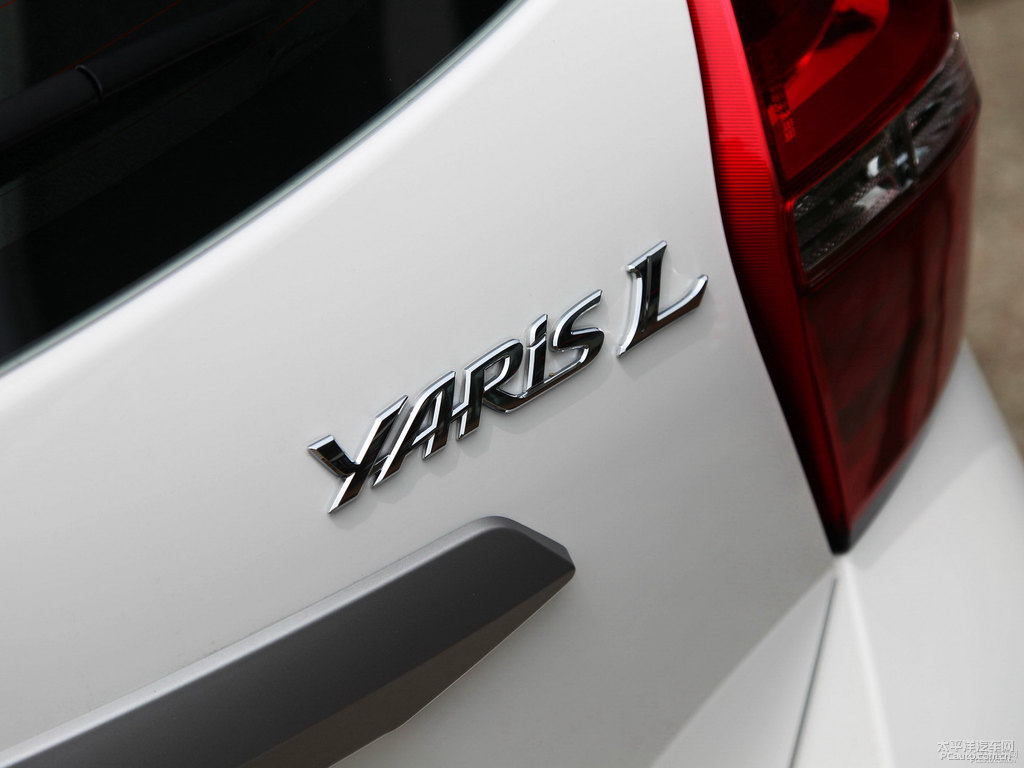 天際白YARiS L 致炫車尾外觀圖片