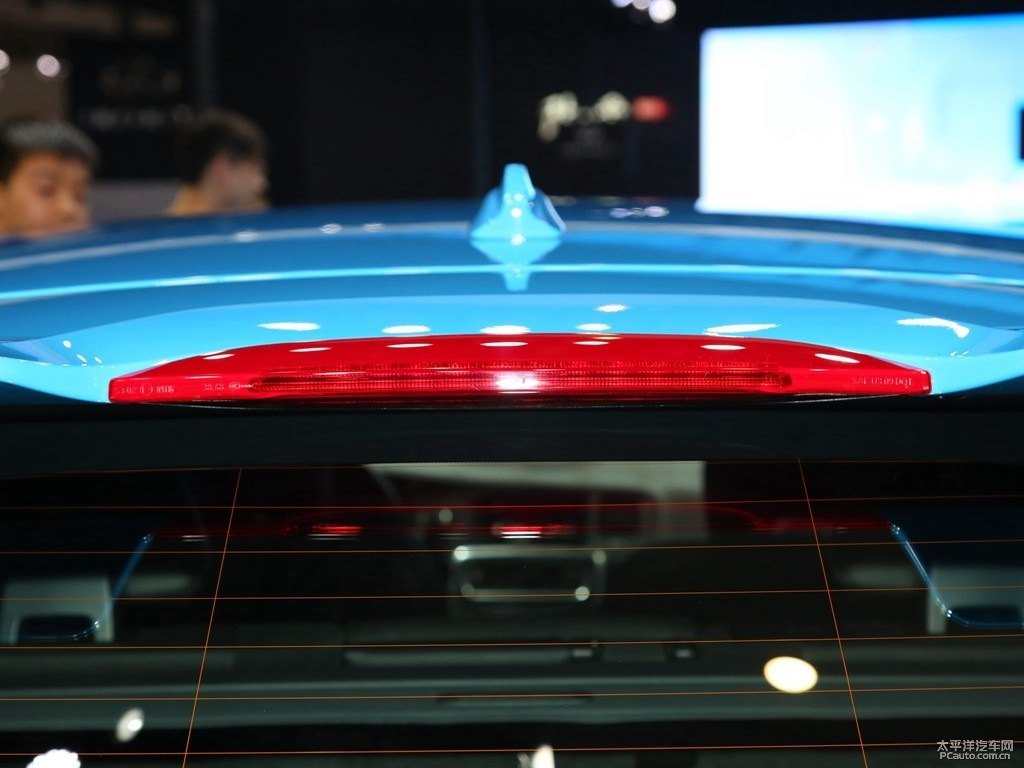 魅惑藍沃爾沃V60車尾外觀圖片