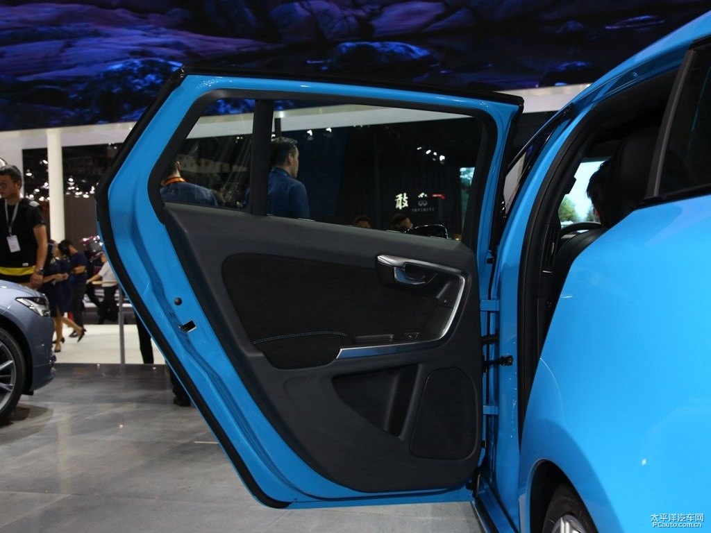 魅惑藍(lán)沃爾沃V60車廂內(nèi)飾圖片