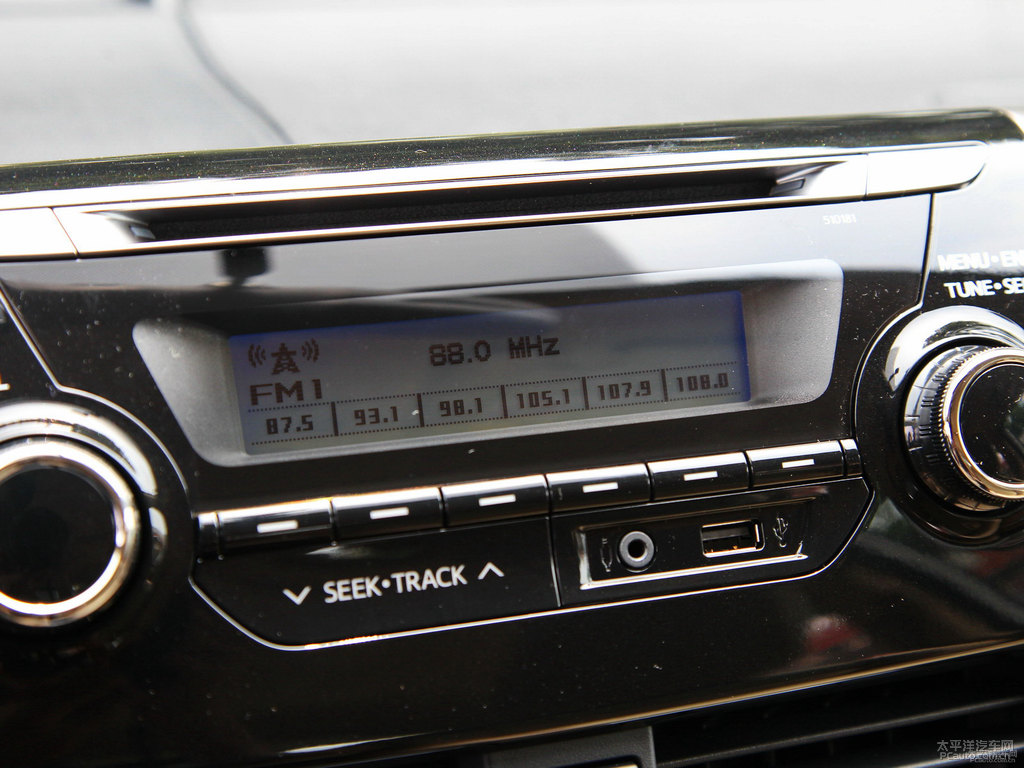 天際白YARiS L 致炫中控內(nèi)飾圖片