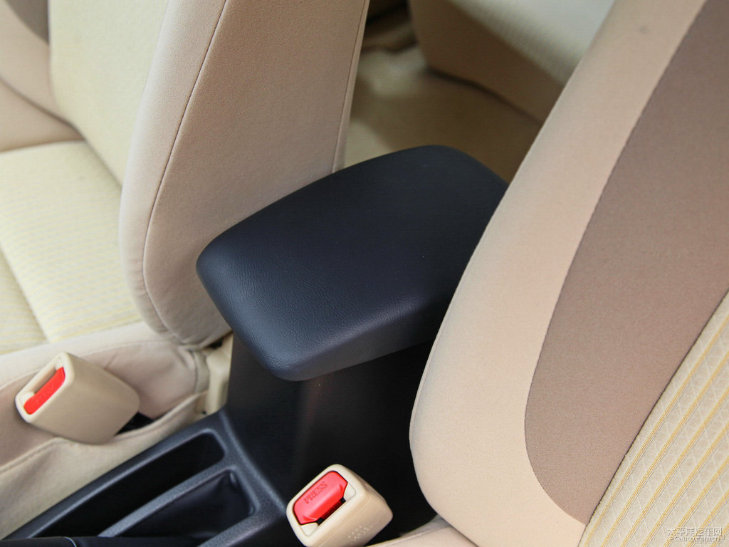 天際白YARiS L 致炫座椅內(nèi)飾圖片