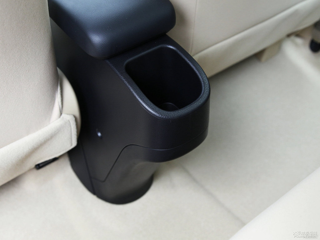 天際白YARiS L 致炫座椅內(nèi)飾圖片
