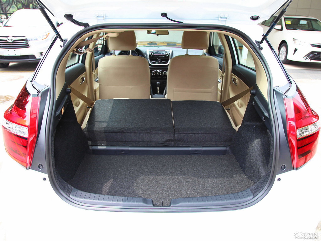 天際白YARiS L 致炫后備廂空間圖片