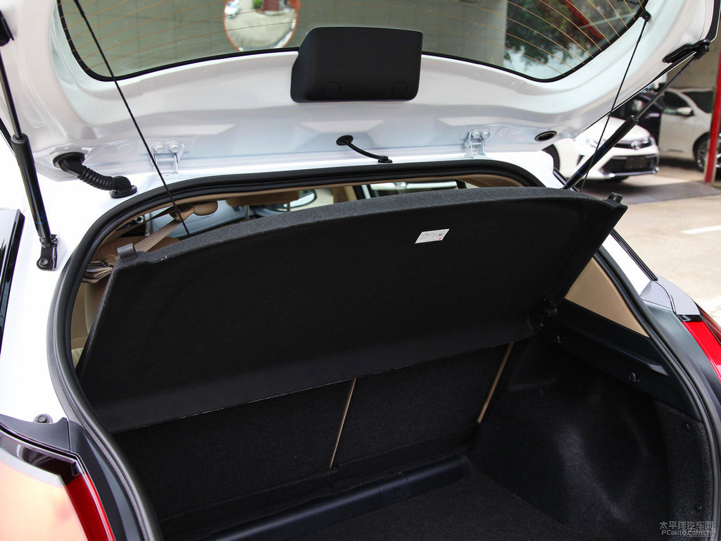 天際白YARiS L 致炫后備廂空間圖片