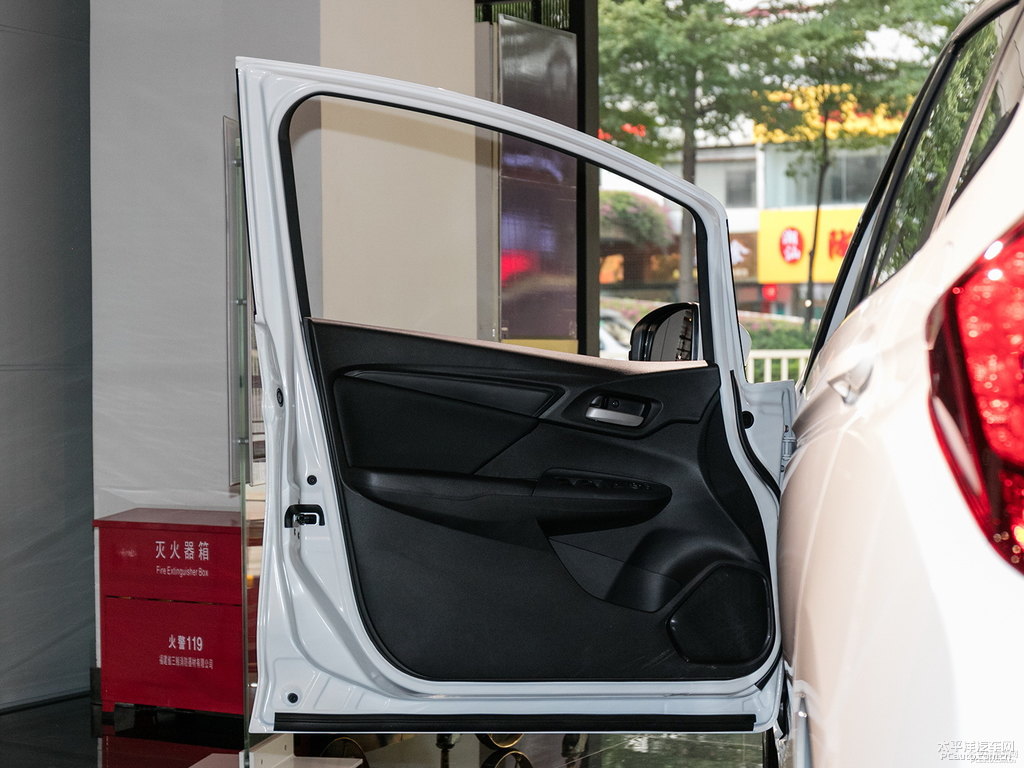 塔夫綢白飛度車廂內(nèi)飾圖片