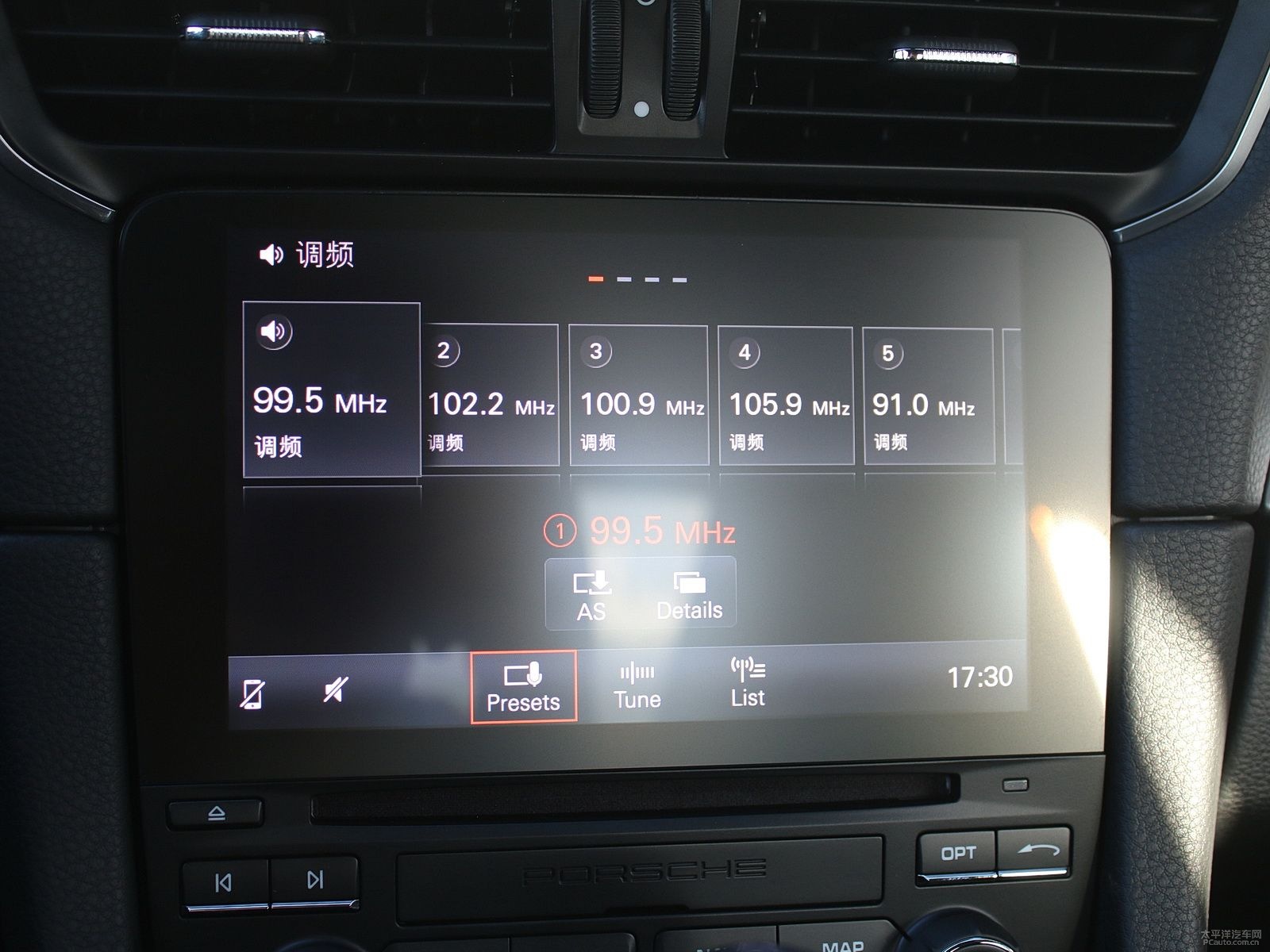 白色保時(shí)捷911中控內(nèi)飾圖片