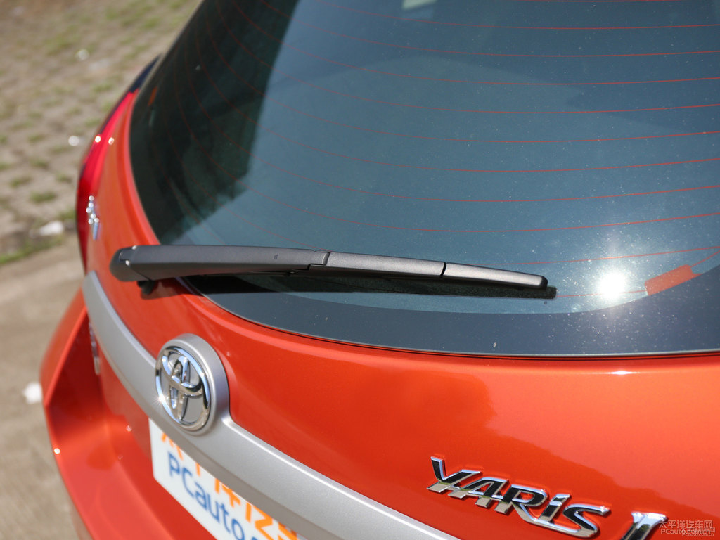 閃電橙YARiS L 致炫車尾外觀圖片
