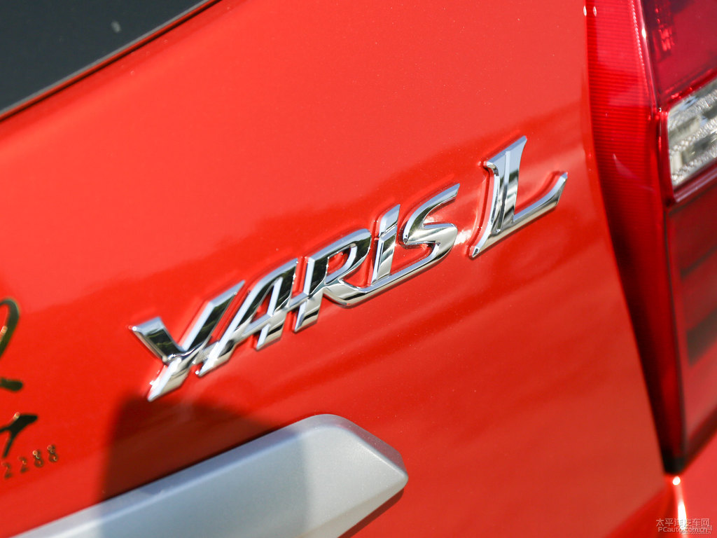 閃電橙YARiS L 致炫車尾外觀圖片