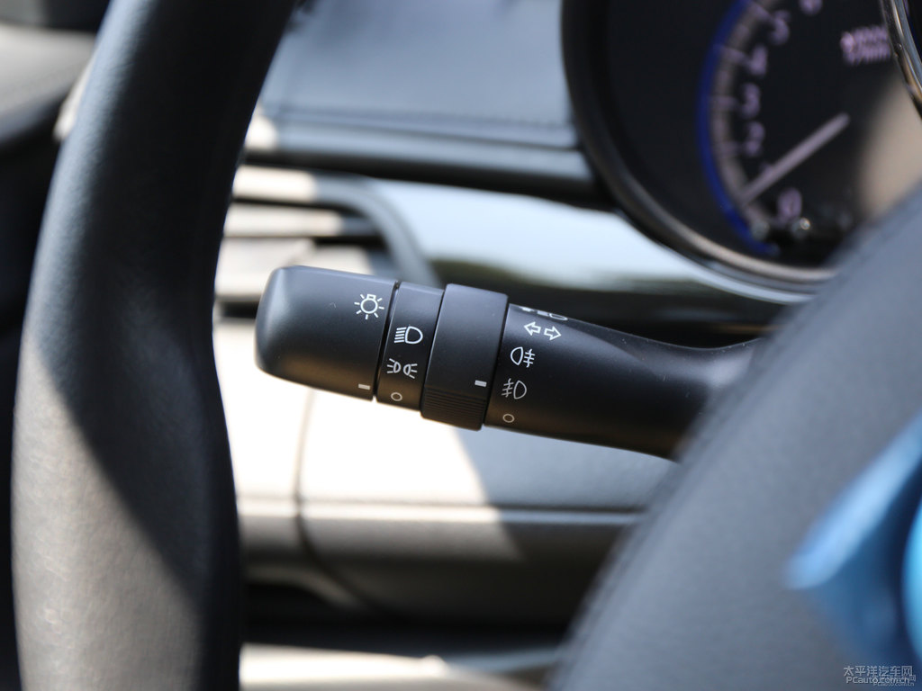 閃電橙YARiS L 致炫中控內(nèi)飾圖片