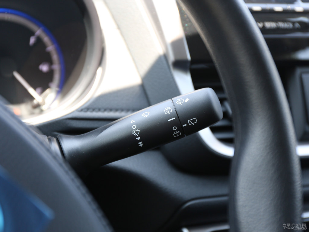 閃電橙YARiS L 致炫中控內(nèi)飾圖片