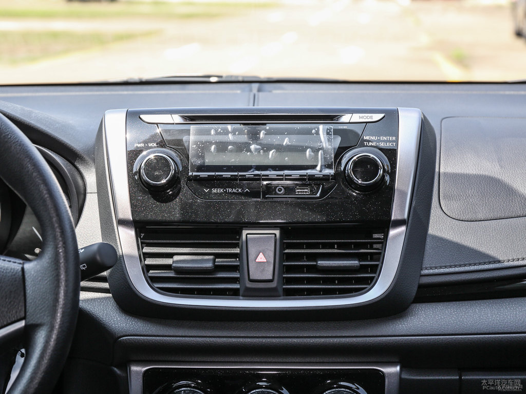 閃電橙YARiS L 致炫中控內(nèi)飾圖片