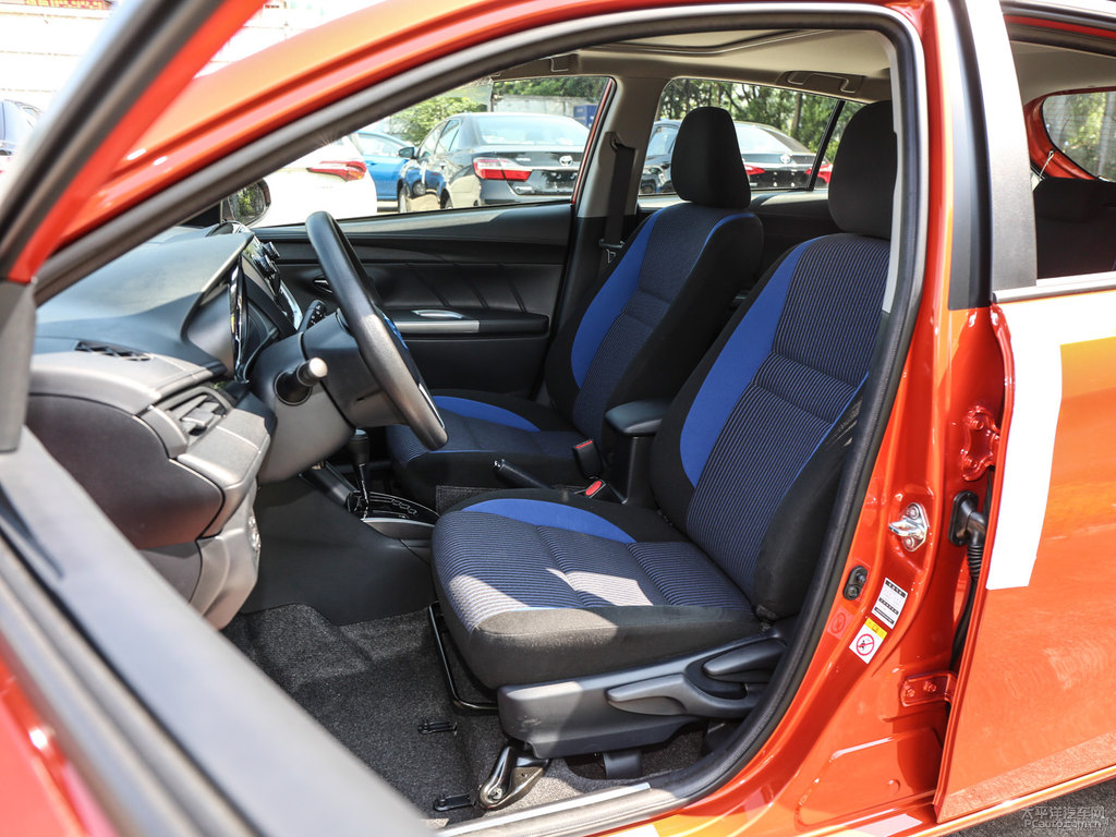 閃電橙YARiS L 致炫座椅內(nèi)飾圖片