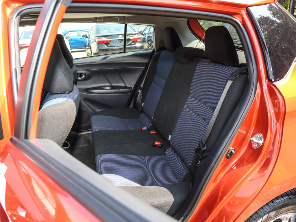 閃電橙YARiS L 致炫座椅內(nèi)飾圖片
