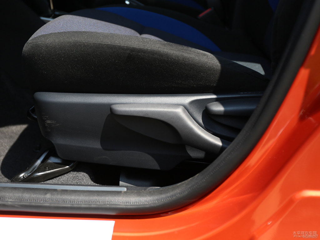 閃電橙YARiS L 致炫座椅內(nèi)飾圖片