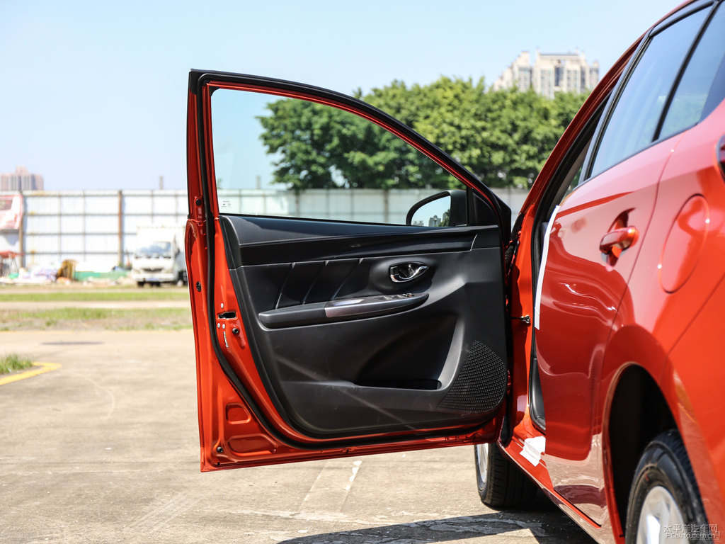 閃電橙YARiS L 致炫車廂內(nèi)飾圖片