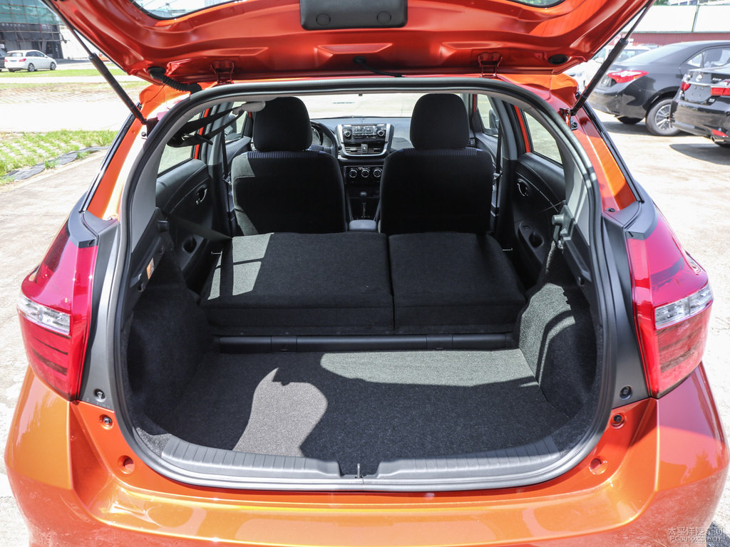 閃電橙YARiS L 致炫后備廂空間圖片