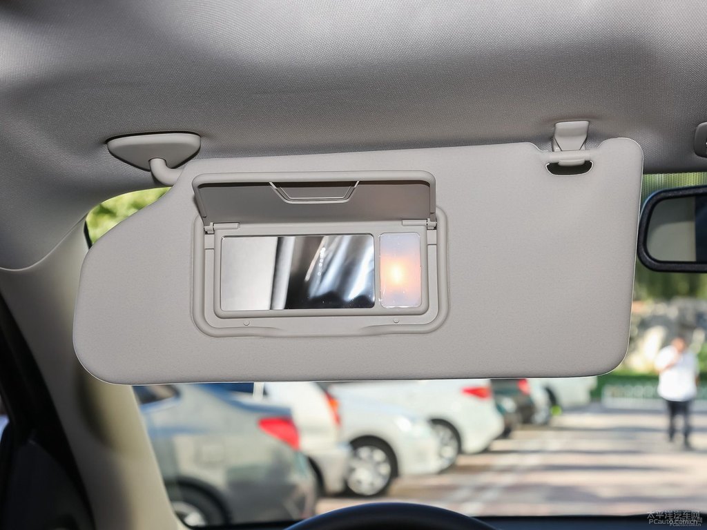 棕褐歐藍德車廂內(nèi)飾圖片