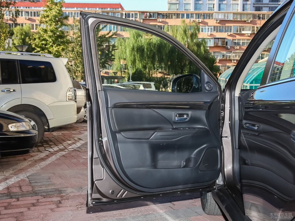 棕褐歐藍(lán)德車廂內(nèi)飾圖片