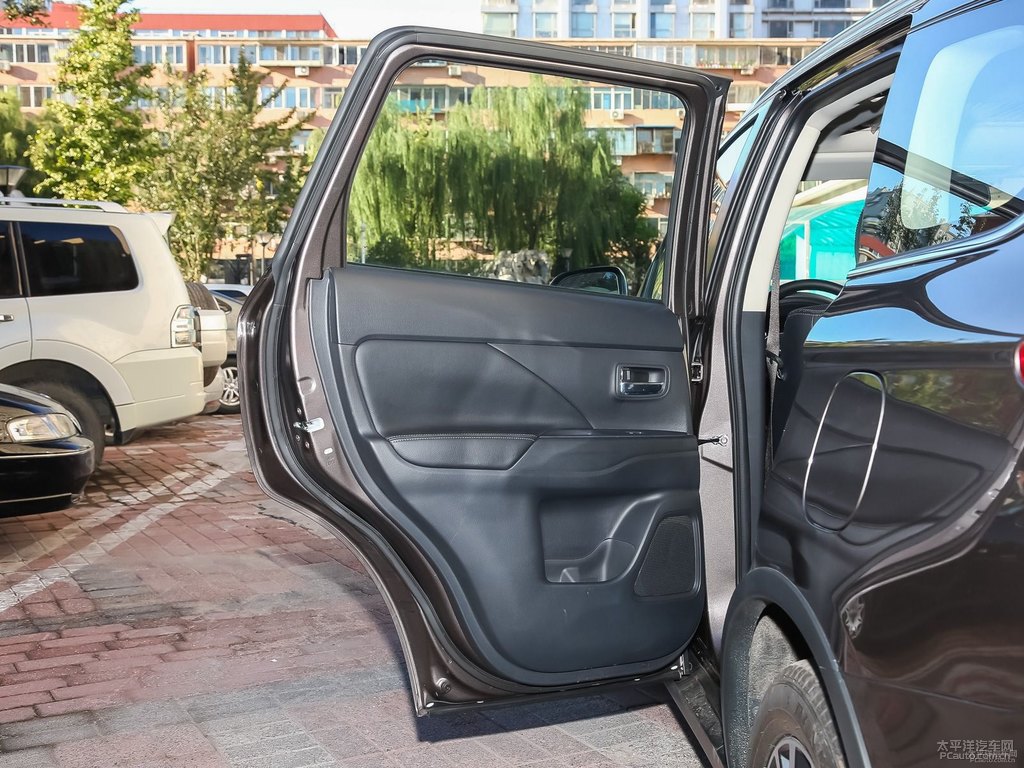 棕褐歐藍德車廂內(nèi)飾圖片