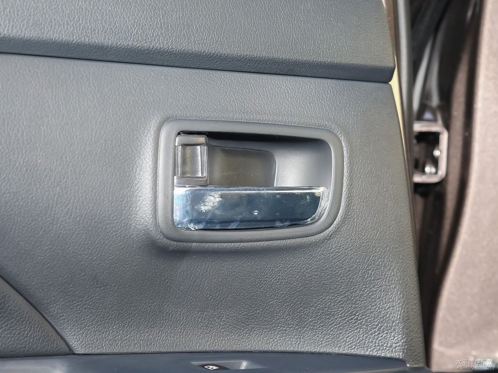 棕褐歐藍德車廂內飾圖片