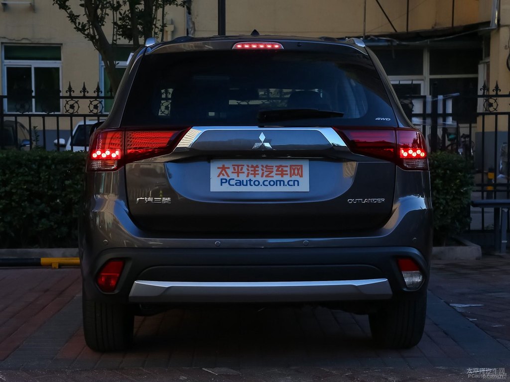棕褐歐藍德車尾外觀圖片