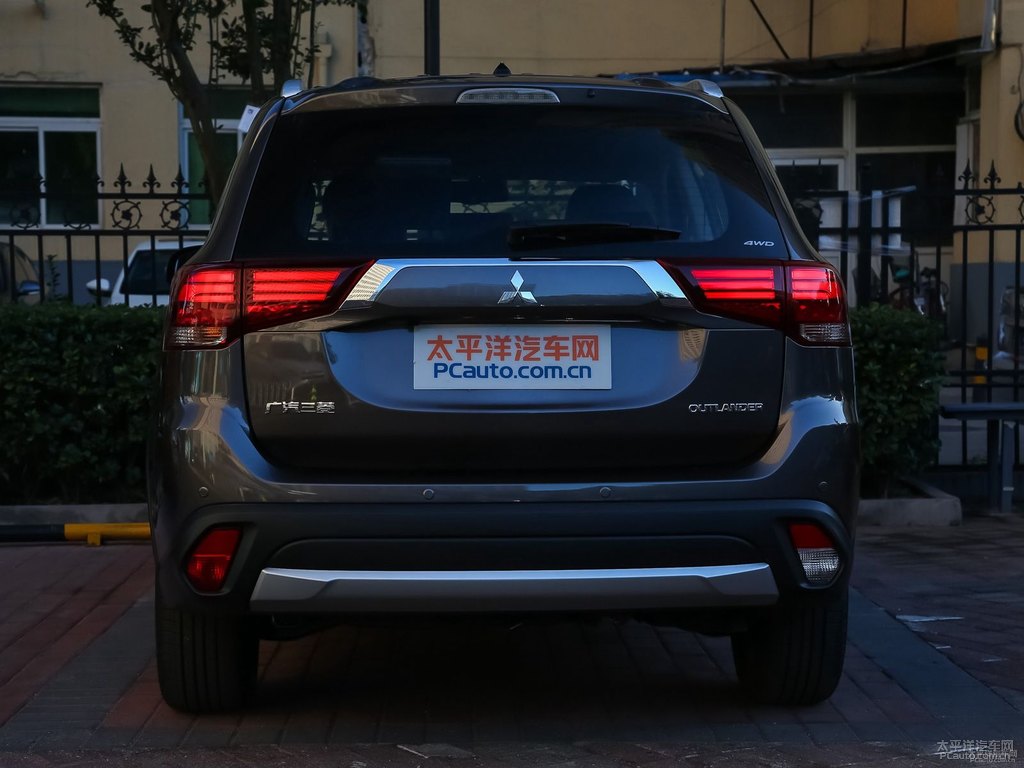 棕褐歐藍德車尾外觀圖片